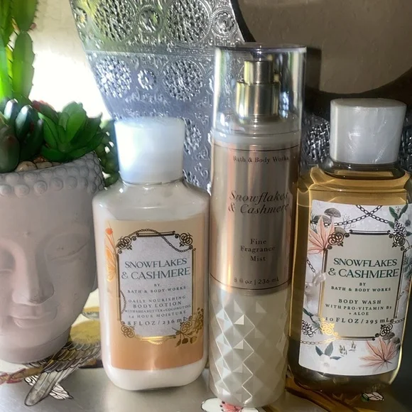 Nothing and Bodyworks Snowflakes and Cashmere gift set combo - Picture 2 of 3